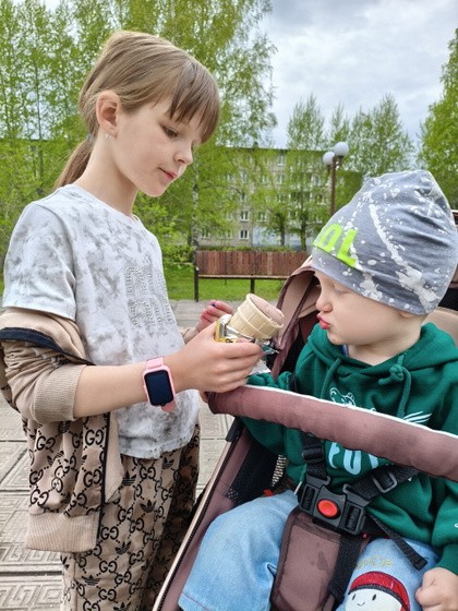 Сходила с малыми погулять. Еле до дома добралась, по пути давление сшибло.