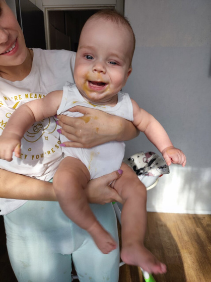 Попадает ложкой в рот