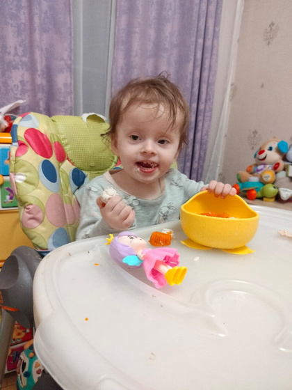 Довольный ребенок 😍 кушает