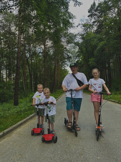 Теперь вся семья на самокатах 😎😁