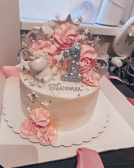 Тортик на годик 💕🥳