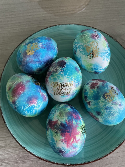 Покрасили с дочкой яички