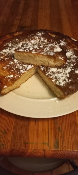 Шарлотка на кефире с клюквой