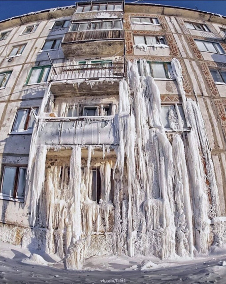 Фoтoгpaфии зaбpoшeнныx дoмoв в