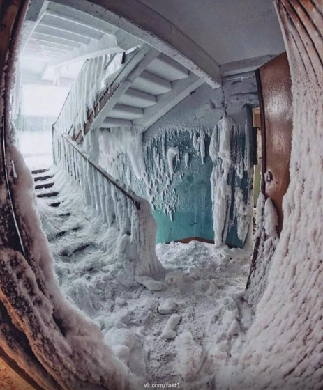 Фoтoгpaфии зaбpoшeнныx дoмoв в