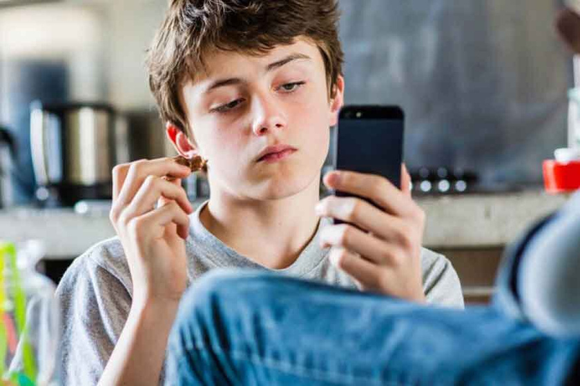 Вы проверяете телефон подростка?