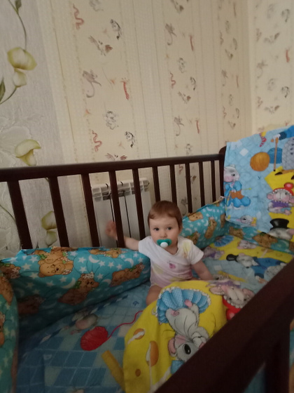 10 месяцев, человек растет ,человеку отпустили кровать