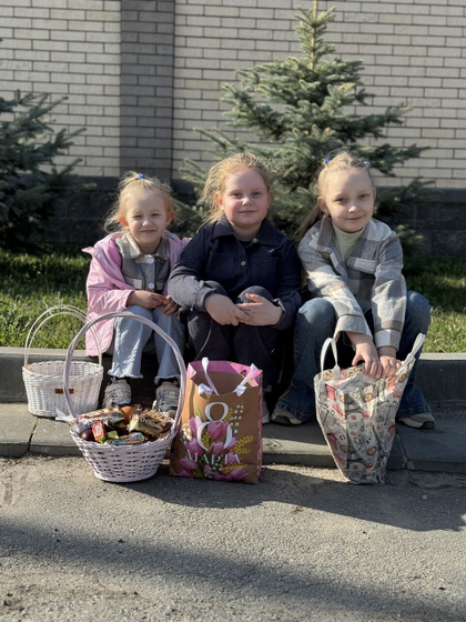 С праздником, девочки)