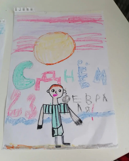 Ева надарила папе и