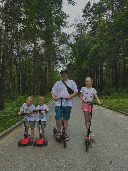 Теперь вся семья на самокатах 😎😁