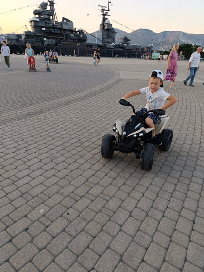Дети по дороге что-то