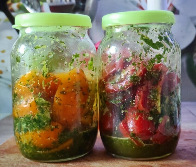 Кому вкусные маринованные помидорки?)