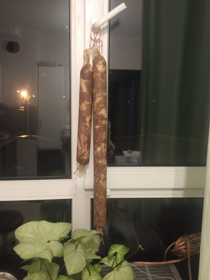 Сыровяленная колбаска,