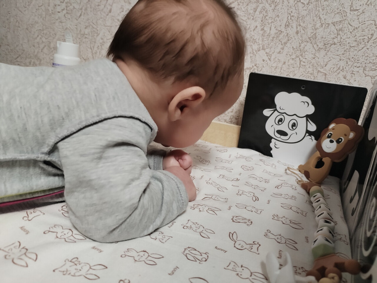 Плохо держит голову лёжа в 2 месяца