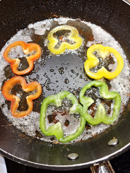 Пустая гречка с кусочком колбаски