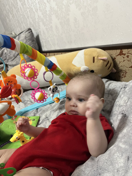 Ребёнок приподнимается