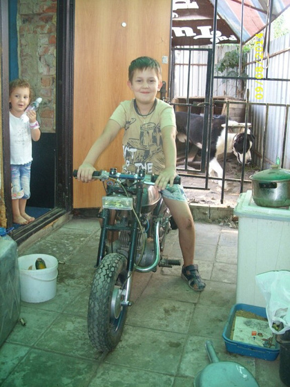 Сыну Леониду сегодня 18 лет