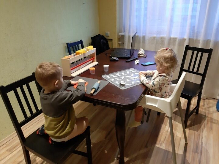 Сидим, рисуем и лепим.