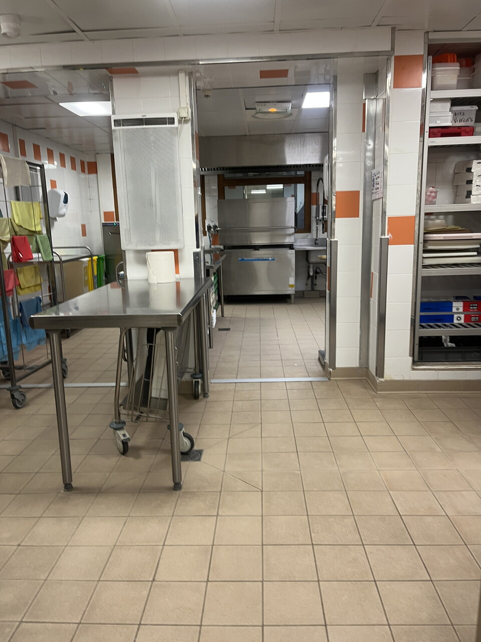 Франция, работа в школе на кухне.