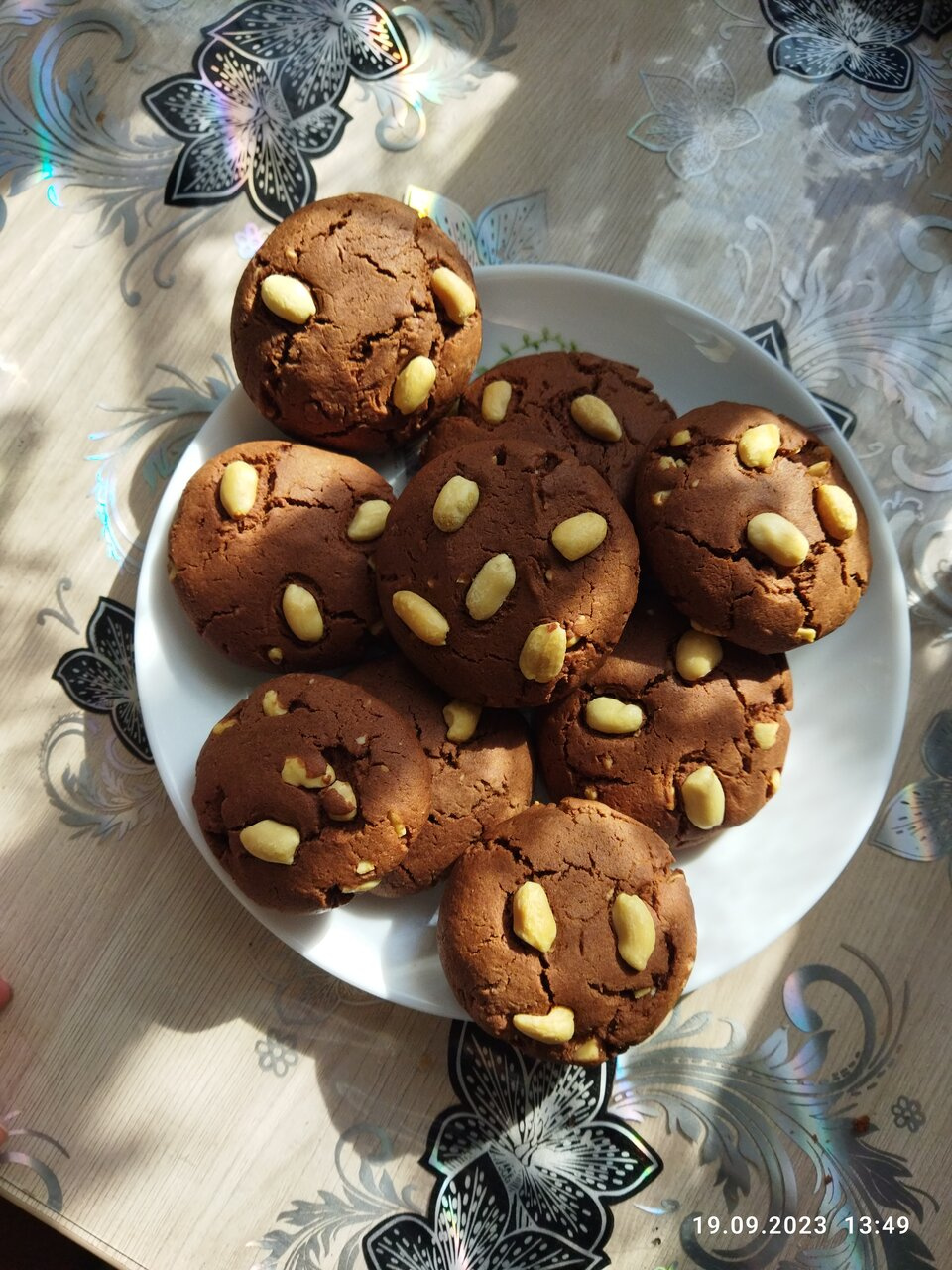 Шоколадное печенье с арахисом
